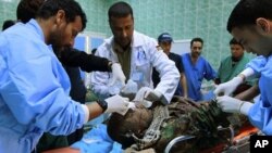 Ma'aikatan magani suna jinya mayakin 'yan tawaye a Ajdabiyah, Libya,