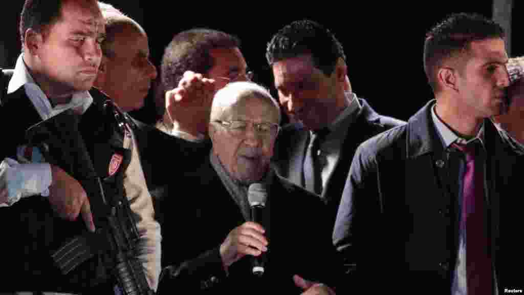 Dan takarar shugaban kasa Baji Caid Essebsi yana jefa tashi kuri'ar, Disamba 21, 2014.