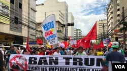Waandamanaji mjini Manila wakiwa wanaelekea Ubalozi wa Marekani kupinga ziara ya Rais Trump nchini Ufilipino alipowasili kuhudhuria mikutano ya viongozi wa Bara la Asia na Marekani.