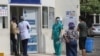 En el exterior de un hospital de Managua, Nicaragua, las personas se protegen ante la amenaza del coronavirus, aunque el gobierno de Daniel Ortega no ha impuesto medidas para contener la pandemia en el país.
