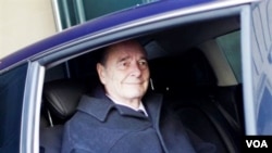 Mantan Presiden Perancis Jacques Chirac meninggalkan kantornya di Paris, Senin (7/3).