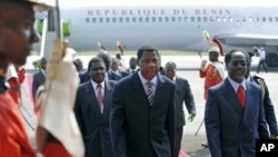 Presidents of Benin Boni Yayi (C) arrives in Abidjan to hold separate talks with Laurent Gbagbo and his rival, Alassane Ouattara, 28 Dec 2010