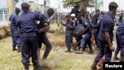 Des policiers congolais et des partisans de l'opposant Etienne Tshisekedi s'affrontant à Kinshasa, RDC, le 27 juillet 2016.