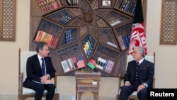 Waziri wa Mambo ya Nje wa Marekani Antony Blinken akiwa na Mkuu wa Utawala wa Afghanistan Abdullah Abdullah Kabul, Afghanistan Aprili 15, 2021. Picha na High Council for National Reconciliation Press Office/Handout via REUTERS 