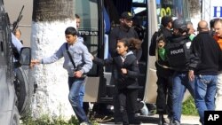 Des jeunes fuyant l'attaque contre le musée du Bardo à Tunis (AP)