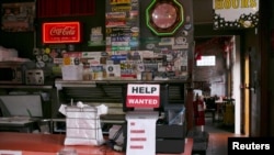 Un restaurante de Louisville, Kentucky, EE. UU, anuncia que está contratando empleados el 7 de junio de 2021.