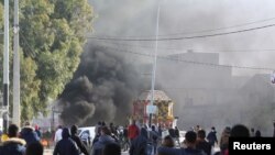 Affrontements entre manifestants et policiers anti-émeute lors d'une manifestation contre le chômage, à Ben Guerdane, en Tunisie, le 12 janvier 2017
