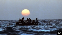 Muchos cubanos siguen lanzándose al mar en precarias embarcaciones con el fin de llegar a Estados Unidos.
