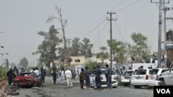 Petugas keamanan Afghanistan memeriksa lokasi ledakan di provinsi Helmand, hari Sabtu (27/8).
