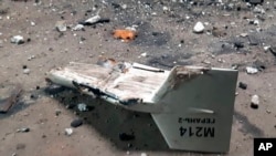 Puing-puing dari drone yang diduga berasal dari Iran yang hancur ditembak dan ditemukan di wilayah Kupiansk, Ukraina. (Foto: Ukrainian military's Strategic Communications Directorate via AP, File)