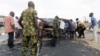 Des militaires se joignent à des civils pour retirer un générateur électrique brûlé d'une rue à Ikeja, dans l'État de Lagos au Nigeria, le 23 octobre 2020. 