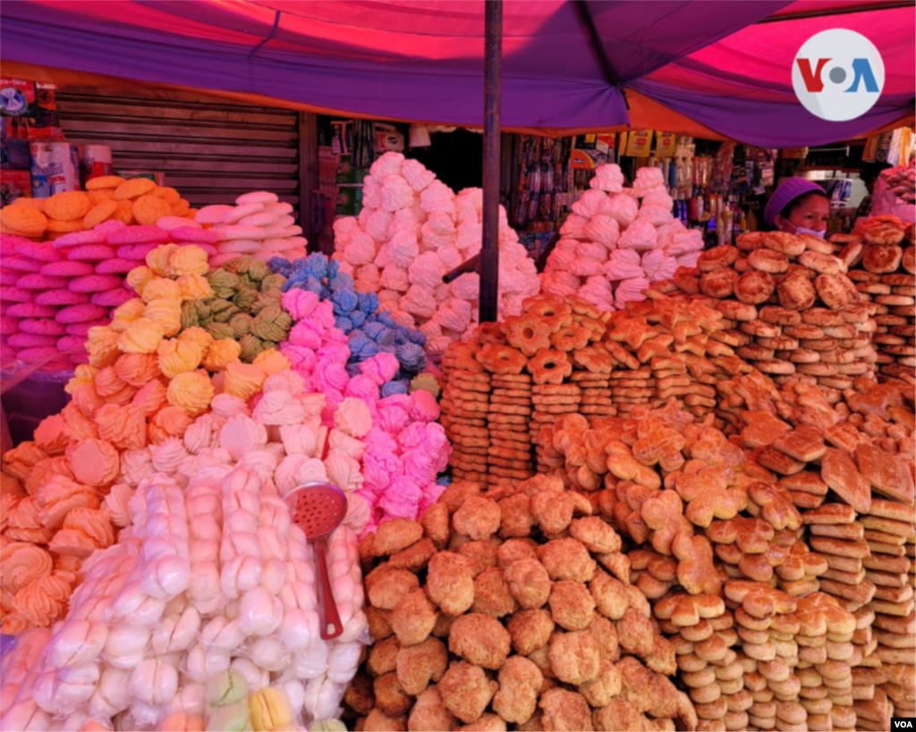 Masitas para la tradición de 'Todos los Santos en un puesto de venta en un mercado popular.