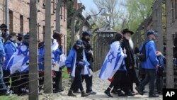 Para wisatawan mengunjungi lokasi bekas kamp Nazi di Auschwitz-Birkenau, Oswiecim, Polandia (foto: ilustrasi). 