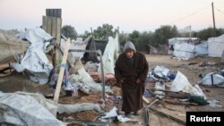 Palestinac pregleda štetu u šatorskom kampu u kojem se nalaze raseljene osobe, nakon izraelskog udara, usred sukoba između Izraela i Hamasa, u oblasti al-Mawasi, u Khan Younisu, južnom pojasu Gaze, 2. januara 2025.