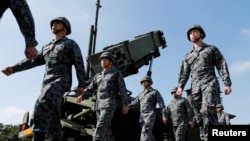 일본 자위대원들이 도쿄 시내 패트리엇(PAC-3) 요격시설 앞에서 이동하고 있다. (자료사진)