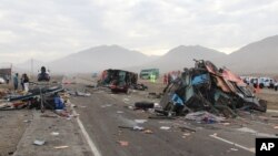 Les décombres des véhicules accidentés jonchent une route côtière en Huarmey, Pérou, 23 mars 2015. (AP Photo / Magali Estrada)