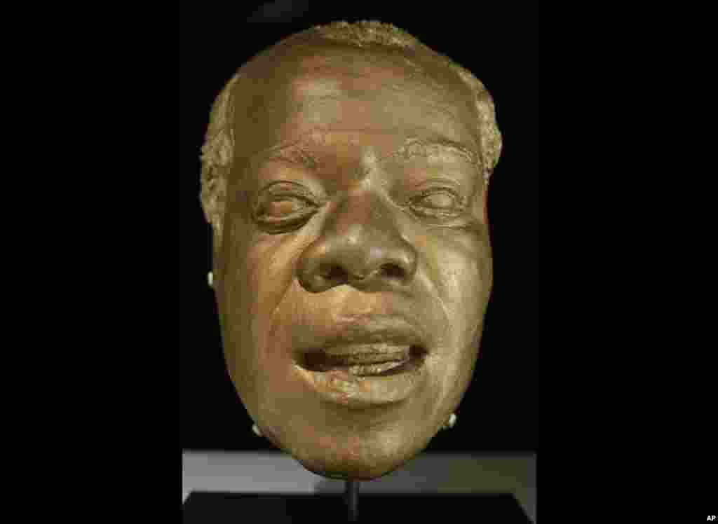 Una máscara de Louis Armstrong se exhibe en su Casa Museo el cual se instaló en la modesta casa de acabado de ladrillos donde vivió por 28 años.