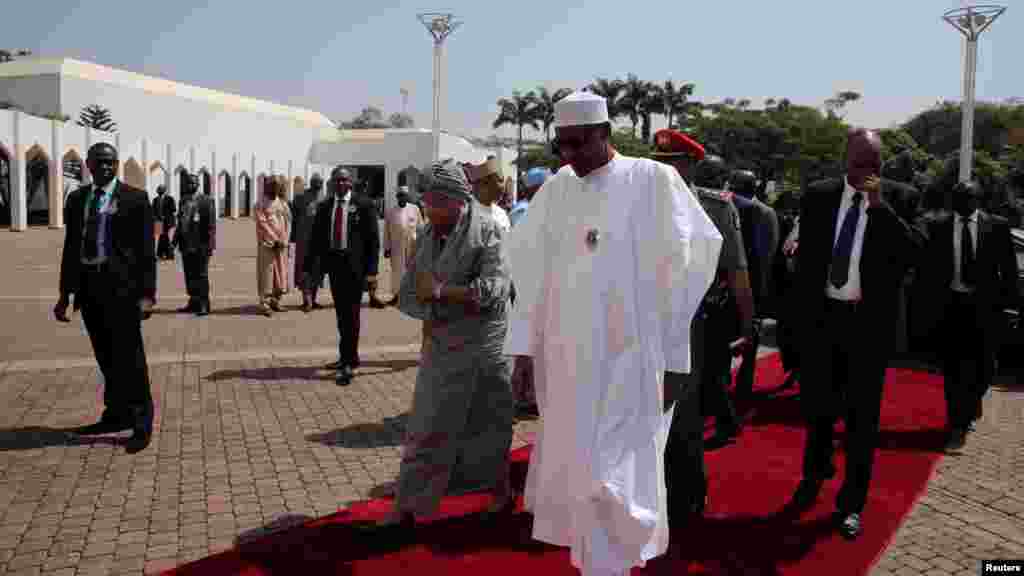 Le président nigérian Muhammadu Buhari reçoit la présidente du Libéria, Ellen Johnson-Sirleaf, lors d'une réunion spéciale de la Cedeao sur la crise électorale de la Gambie, le 9 janvier 2017.
