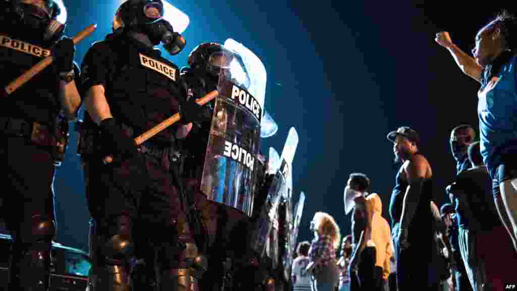 Les agents de la police et les manifestants sur la route I-85, lors d'une manifestation suite à la mort d'un homme abattu par un agent de police, le 21 septembre 2016 à Charlotte, en Caroline du Nord.