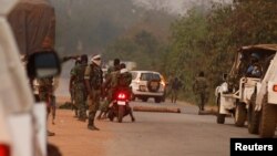 Mutinous soldiers are seen at a checkpoint in Bouake, Ivory Coast, Jan. 6, 2017. 
