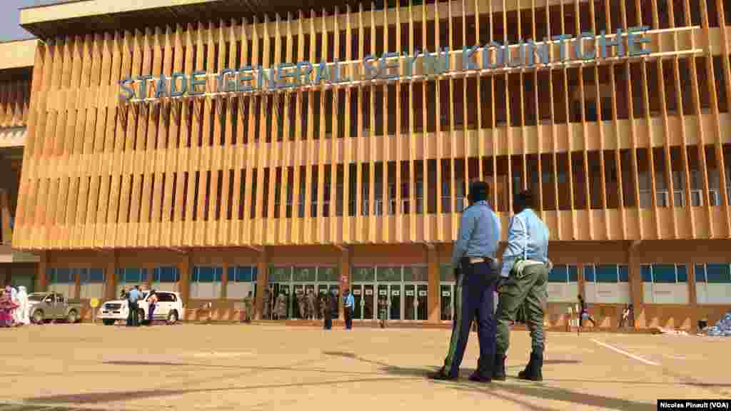 Forte sécurité aux abords du stade Seyni Kountché de Niamey pour le meeting Mahamadou Issoufou, le 18 février 2016 (VOA/Nicolas Pinault)