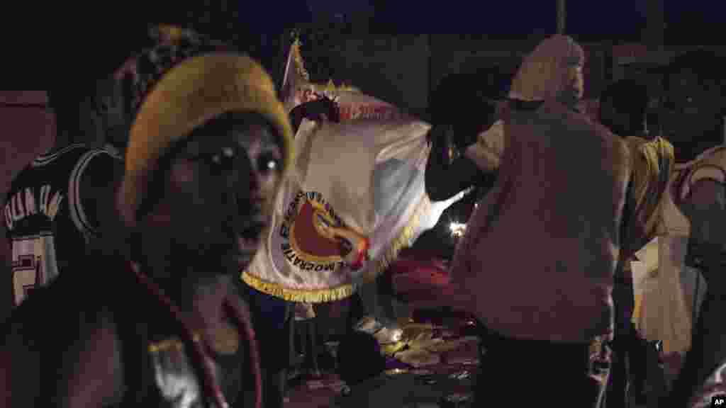 Une foule manifeste après le coup d'Etat à Ouagadougou, Burkina Faso, 17 septembre 2015.