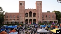 ARCHIVO: Manifestantes pro-Palestina en un campamento en la Universidad de California en Los Ángeles el 1 de mayo de 2024.
