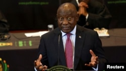 Le président sud-africain Cyril Ramaphosa devant le parlement au Cap, en Afrique du Sud, le 16 février 2023.