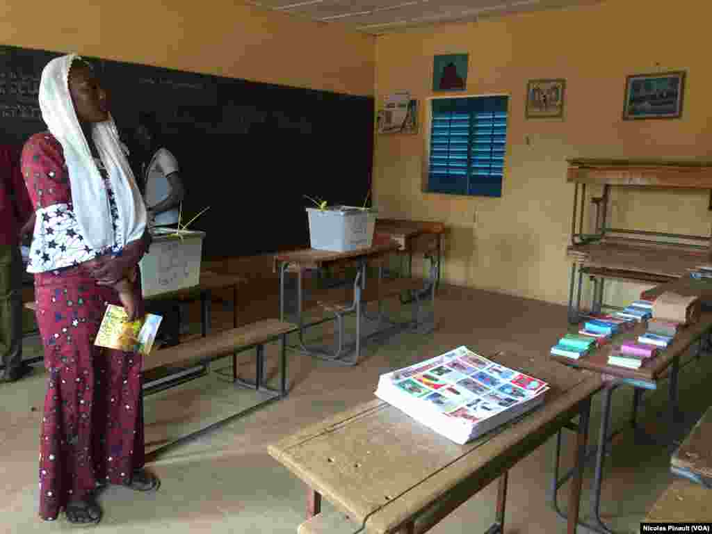 Au bureau de vote de l'école Yantala Haut à Niamey, le scrutin se déroule dans le calme, 21 février 2016 (VOA/Nicolas Pinault)