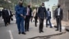 Mokonzi ya RDC Félix Tshisekedi (CG) na mokonzi ya Rwanda Paul Kagame (CD) bazali kotala bokabwani ya mabele bowuti na boningani bolandaki botumboki ya volcan Nyiragongo, Rubavu, Randa, 25 sanza ya motoba 2021.