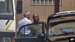 Tsohon madugun MEND, Henryn Okah, lokacin da ake fitowa da shi daga cikin kotu Alhamis 14 Oktoba, 2010 a birnin Johannesburg.