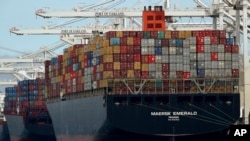 Archivo - Barco carguero de la empresa Maersk, en el Puerto de Oakland, California.