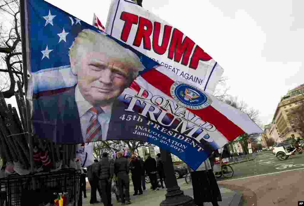 Tuta dauke da hotan zababben shugaban Amurka gabannin bukin rantsarwa a Washington DC. 