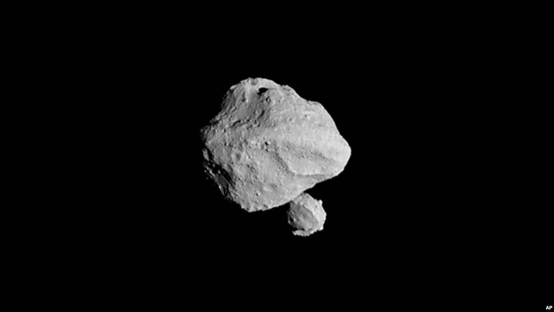 美國太空總署公佈的由 “露西號” 飛船2023年11月1日飛越小行星丁基內什期間拍攝的照片令人驚訝地顯示這顆小行星還有一顆微小的衛星伴隨。