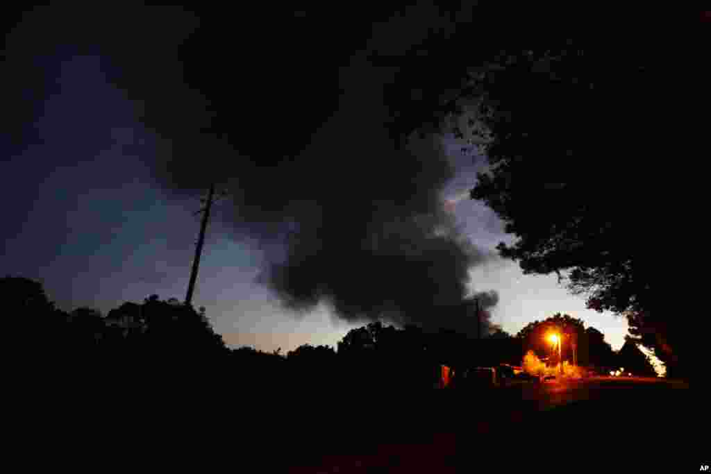 Une maison près de la fumée qui se dégage de l'explosion d'un oléoduc, le 31 octobre 2016, à Helena, Alabama.