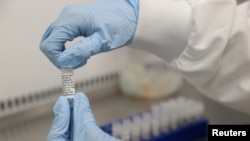 Para ilmuwan menguji coba potensial vaksin untuk Covid-19 di Cobra Biologics, Keele, Inggris, 30 April 2020.