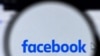 El logotipo de Facebook aparece en la pantalla de una computadora portátil en Moscú, el 26 de agosto de 2021.