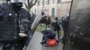 ARCHIVES - Des policiers anti-émeute arrêtent un manifestant lors d'une manifestation à Rennes, dans l'ouest de la France, jeudi janvier. 9, 2020.