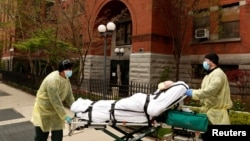 Dua petugas membawa seorang pria lansia yang diduga terpapar Covid-19 dari panti jompo Cobble Hill di Brooklyn, New York. 