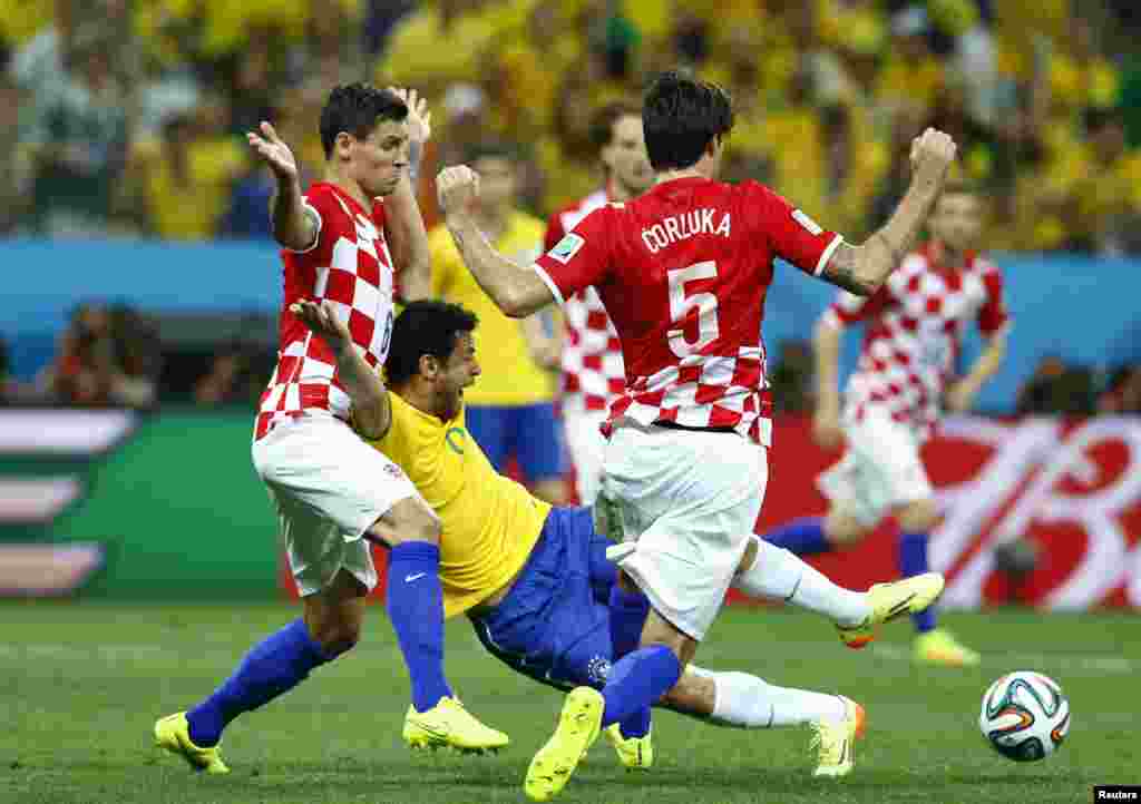 برازیل کے فریڈ اور کروشیا کے داجین لورین کے فاؤل کے دوران