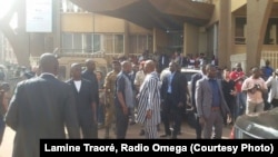 Le président Roch Kaboré s’est rendu samedi 16 janvier 2016 sur le lieux de l’attentat. (Lamine Traoré, Radio Omega)