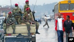 Sur cette photographie du 10 juin 2005, des membres de l'armée éthiopienne vadrouillent dans les rues de la capitale Addis Ababa, après des manifestations. 