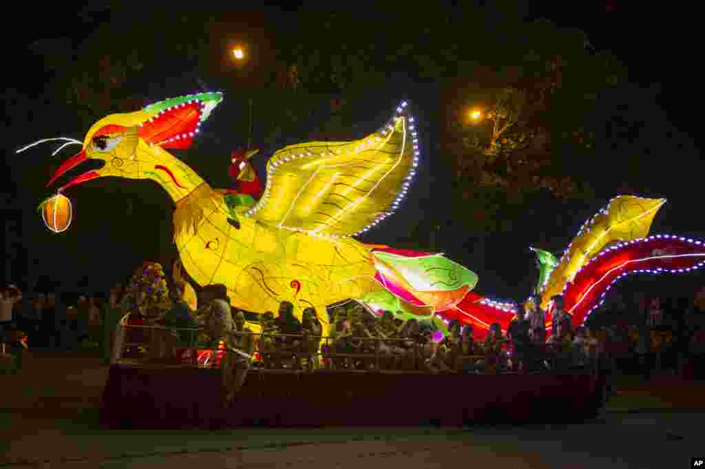 ចង្កៀង​រូប​ហង្ស​កំពុង​ត្រូវ​បានគេ​ដង្ហែរ​​នៅ​តាម​ដងផ្លូវ​ដើម្បី​បា្ររព្ធ​ពិធី​បុណ្យ​សំពះ​ព្រះ​ខែ​នៅក្នុង​ទីក្រុង​ Tuyen Quang ប្រទេស​វៀតណាមកាលពី​ថ្ងៃទី០២ តុលា ២០១៧។