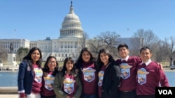 Le projet de loi ouvrirait également la voie à l'obtention de la nationalité américaine pour les quelque 700.000 "dreamers" protégés par le programme Daca (Deferred Action for Childhood Arrival), créé par Barack Obama et qui leur accorde un permis de séjour temporaire.