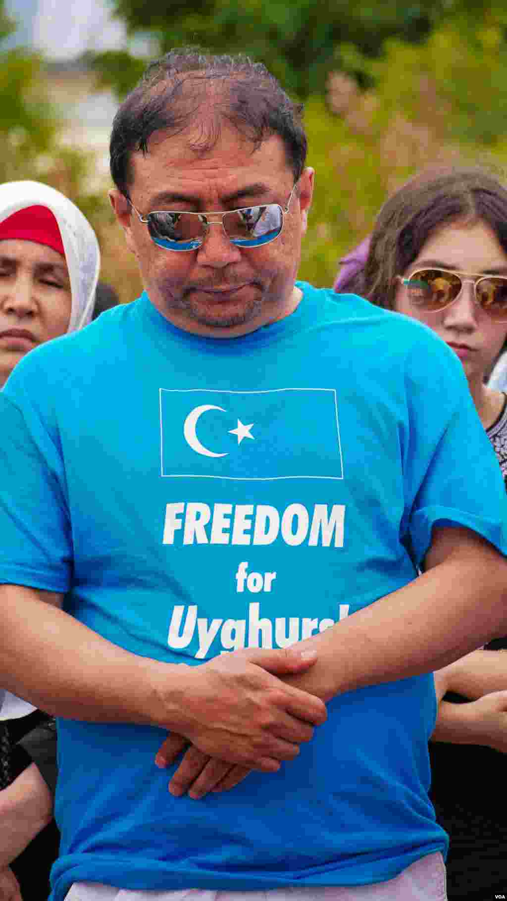 Uyg'urlar Sharqiy Turkiston bayroqlarini ko'tarib, Xitoy elchixonasi qarshisida bu davlatning uyg'urlarga qarshi siyosatini qoralab, namoyish qilmoqda, Vashington, 3-avgust, 2014-yil. Odil Ruzaliev surati