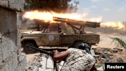 Les forces libyennes alliées à l'ONU sont en plein combat à Syrte, Libye, le 21 juillet 2016. 