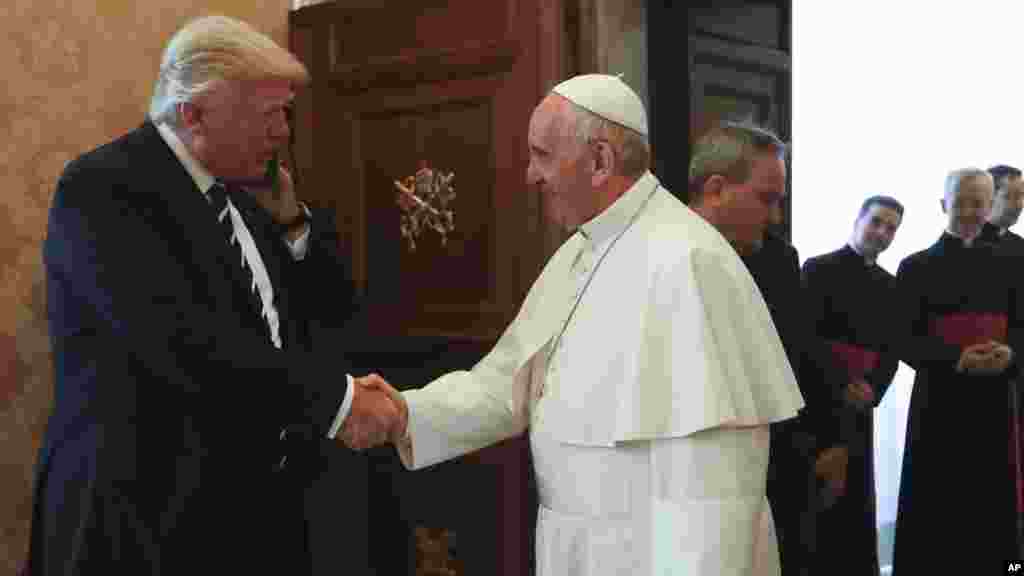 Le président américain Donald Trump serre la main au pape François au Vatican, le 24 mai 2017.