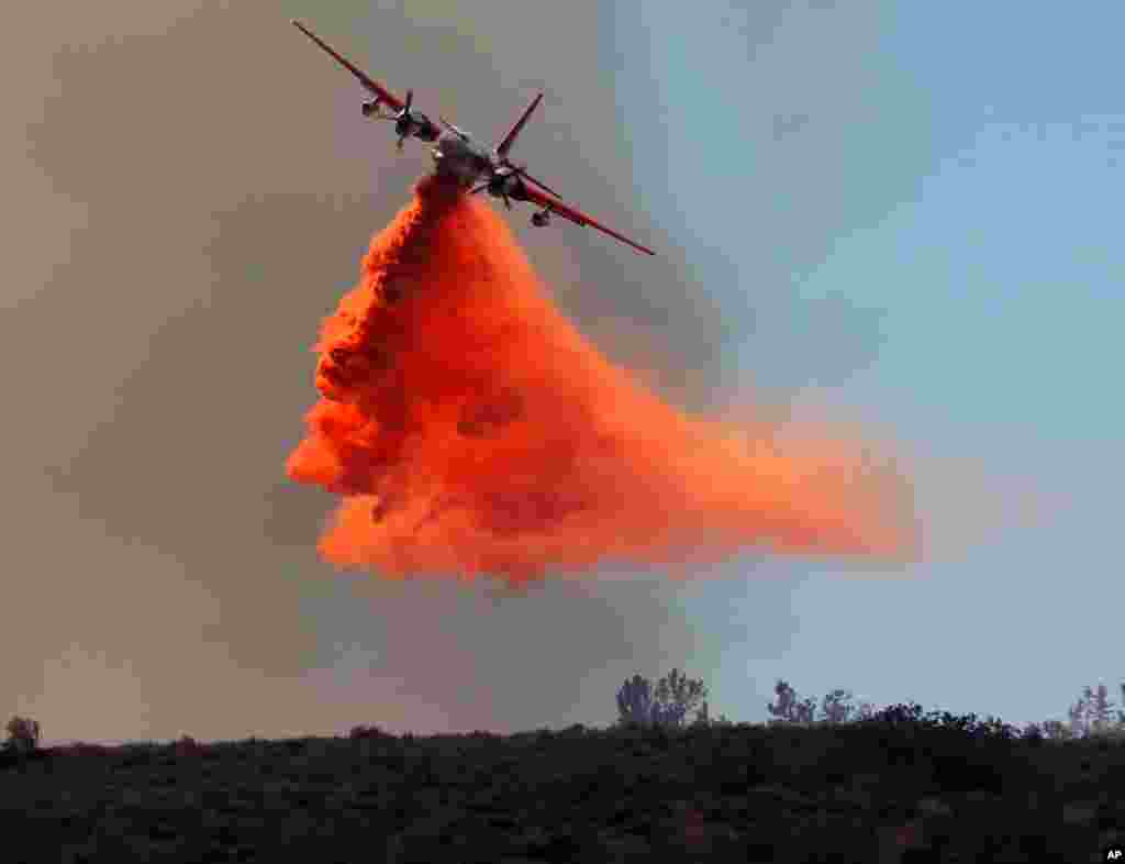 Sebuah pesawat pemadam kebakaran berusaha memadamkan kebakaran hutan di Lancaster, negara bagian California.