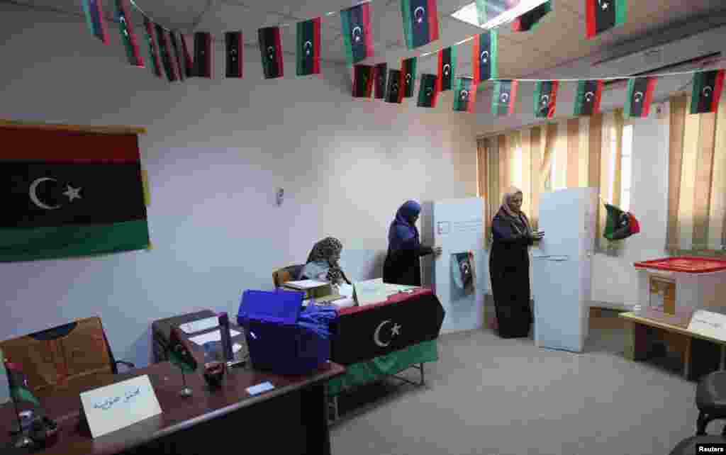 Para petugas pemilu berkerja di dalam sebuah sekolah menjelang pelaksanaan pemilu di Tripoli (24/6).