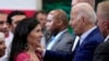 El presidente de EEUU, Joe Biden, saluda a una simpatizante tras pronunciar un discurso sobre economía en una fábrica de Nuevo México el 9 de agosto de 2023.